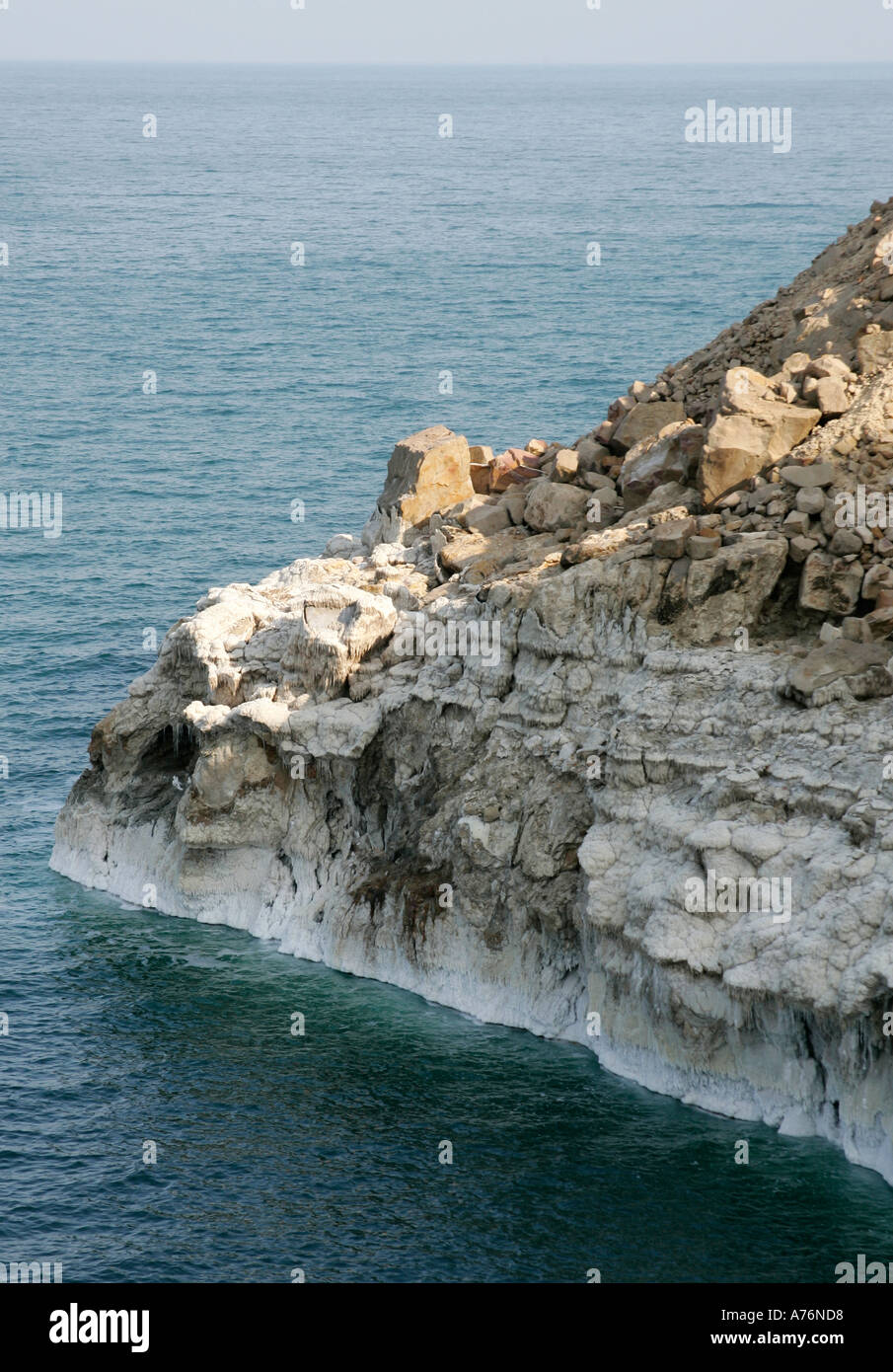 Salzablagerungen am Toten Meer Felsenküste Stockfoto