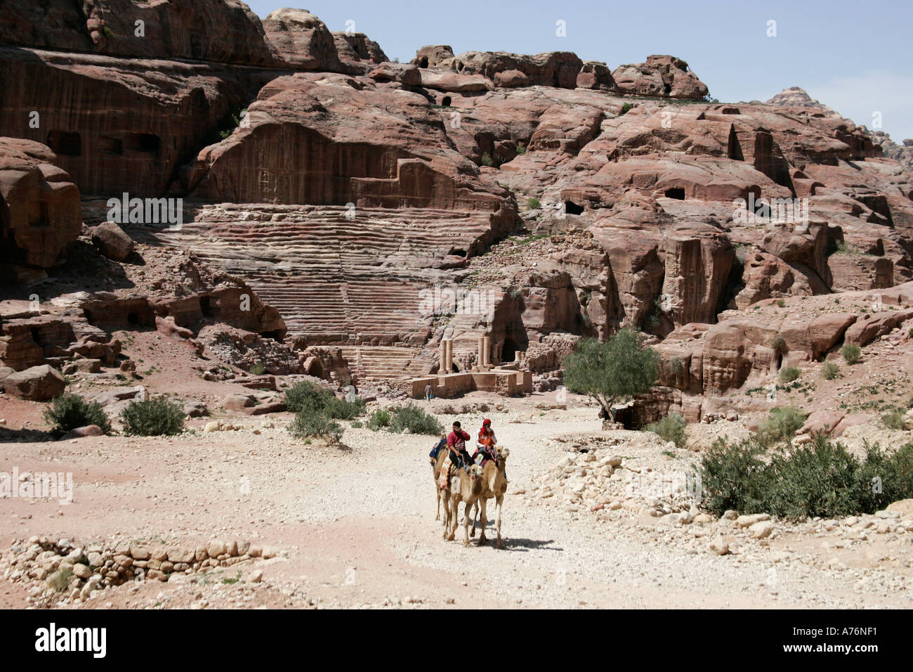 Beduinen Reiseleitung Kamelreiten im Nationalpark von Petra, Jordanien Stockfoto