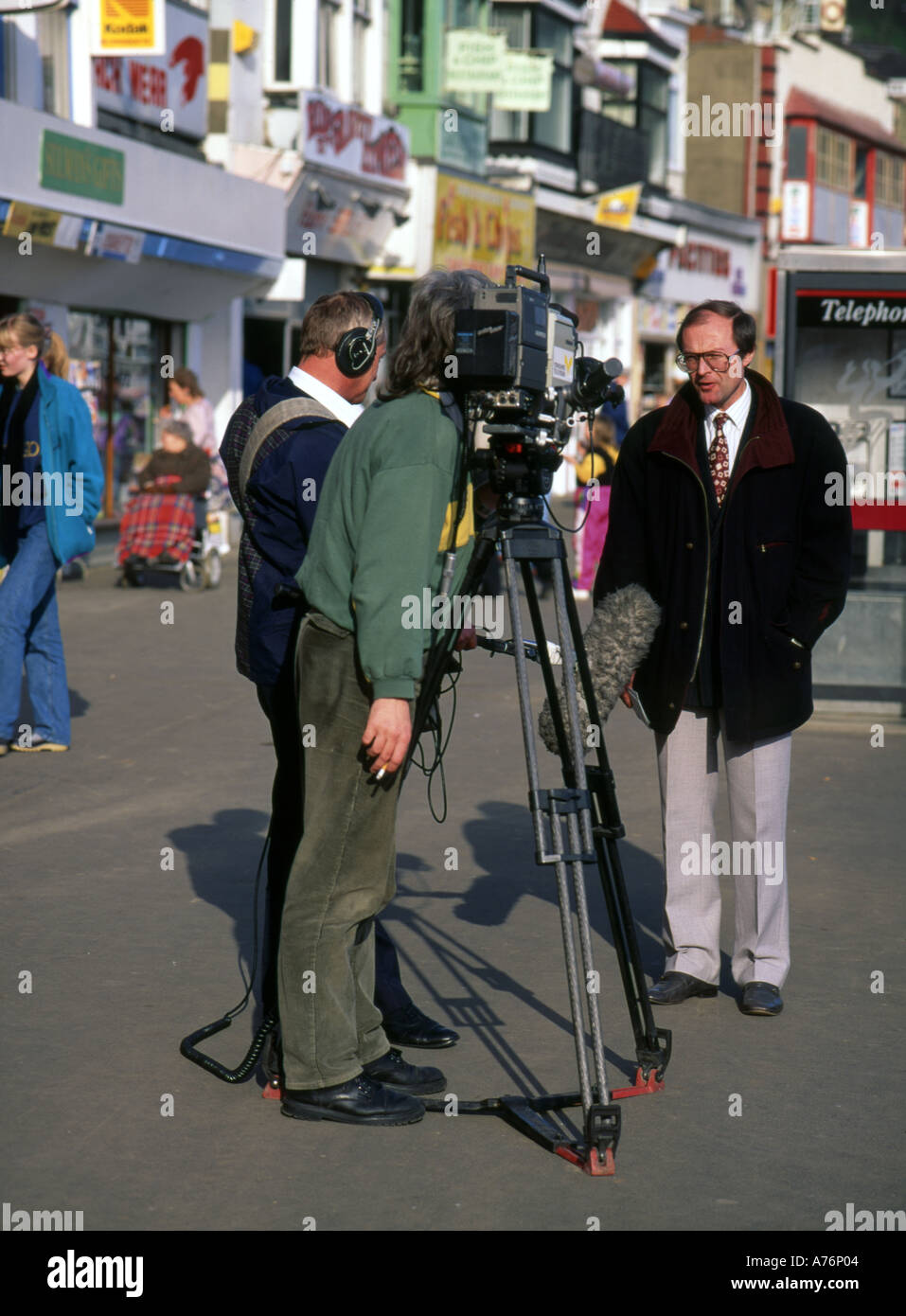 Fernsehteam mit Moderator machen einen kurzen Clip, in lokalen TV-Nachrichten Scarborough, North Yorkshire England aufzunehmen Stockfoto