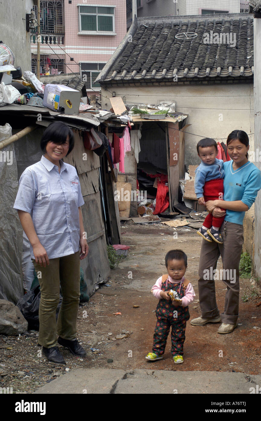 Freundliche Frauen mit ihren Kindern in den Slums von Dong Guan, China Stockfoto