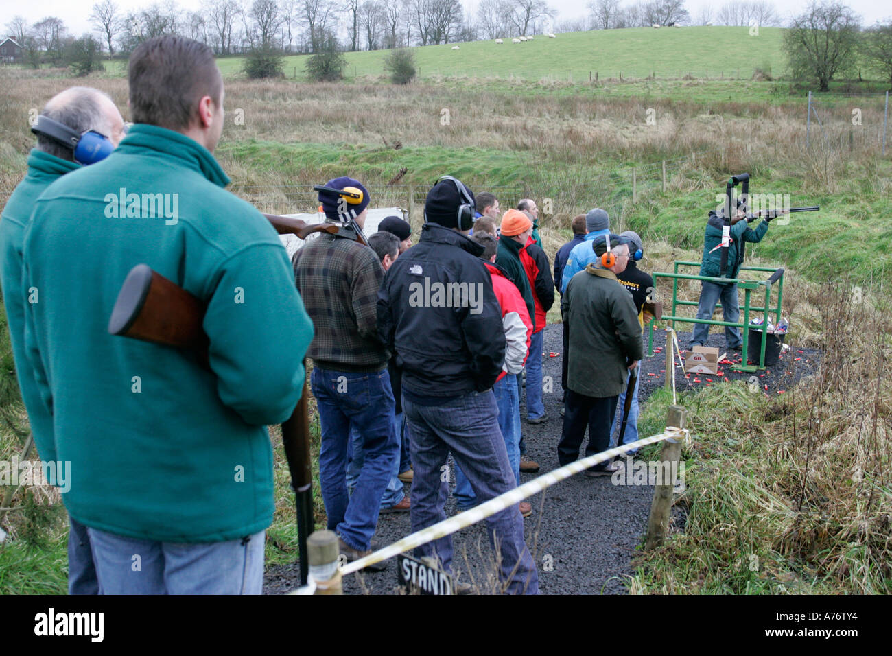 Warteschlange der Männer warten ihrerseits auf dem Schießstand am Dezember schießen Tag County Antrim-Nordirland Stockfoto