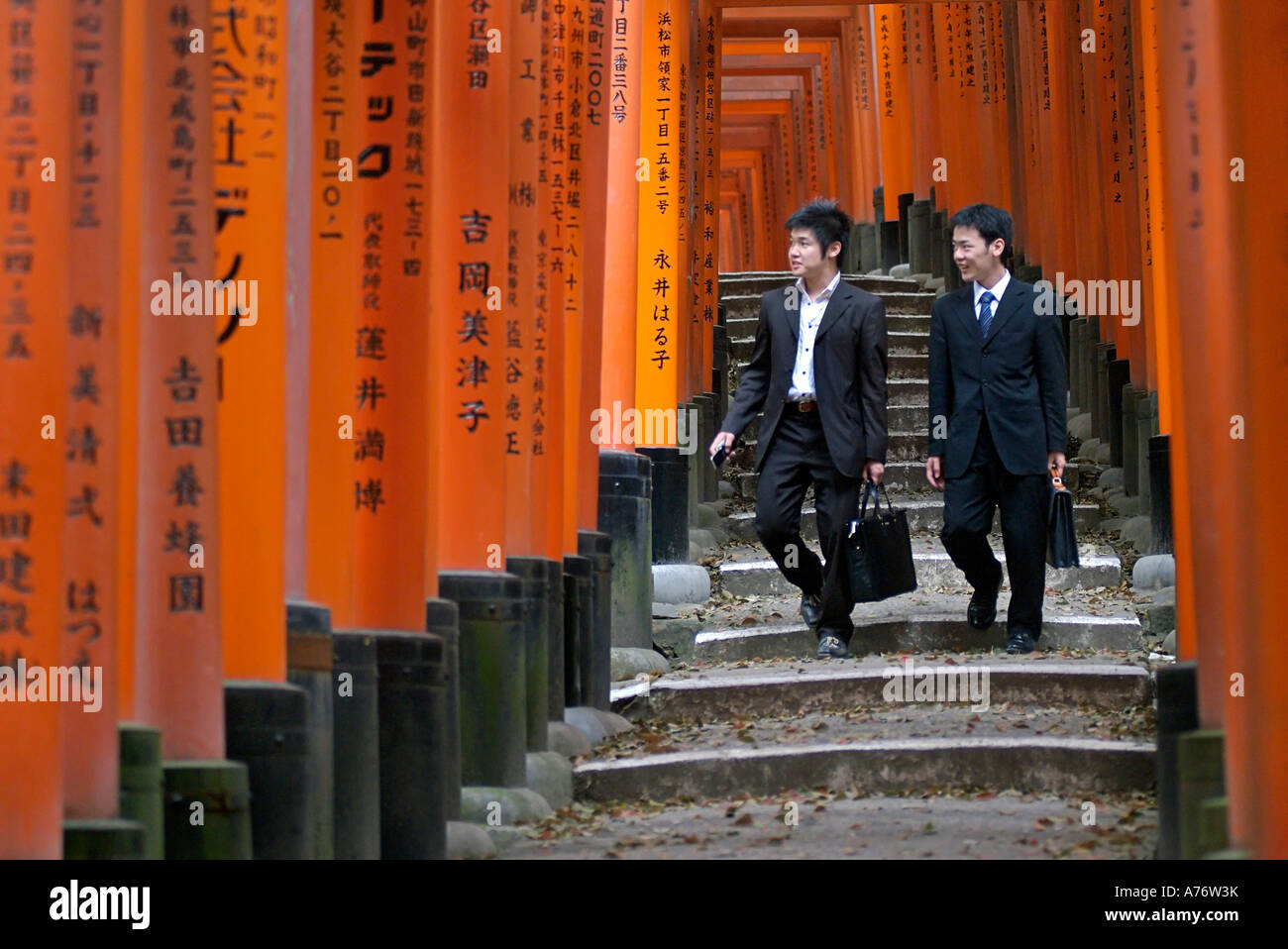 Orange lackiert Torii-Tore im Fushimi Inari-Taisha-Schrein in Kyoto Japan zwei Jungunternehmer Stockfoto