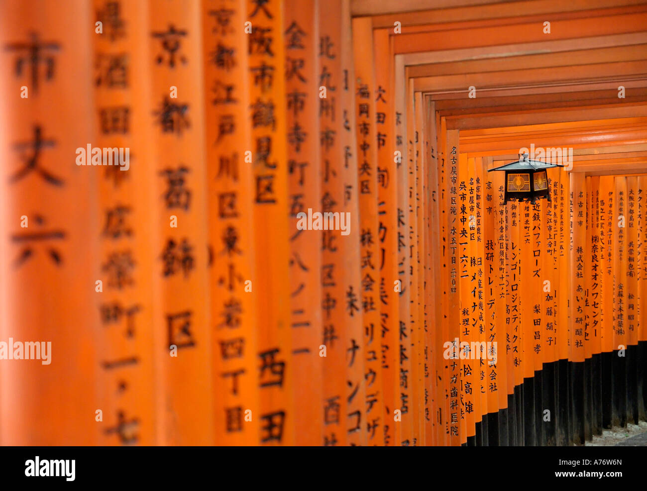 Orange lackiert Torii-Tore im Fushimi Inari-Taisha Schrein in Kyoto Japan hängende Laterne mitten in Kanji geschrieben Beiträge Stockfoto