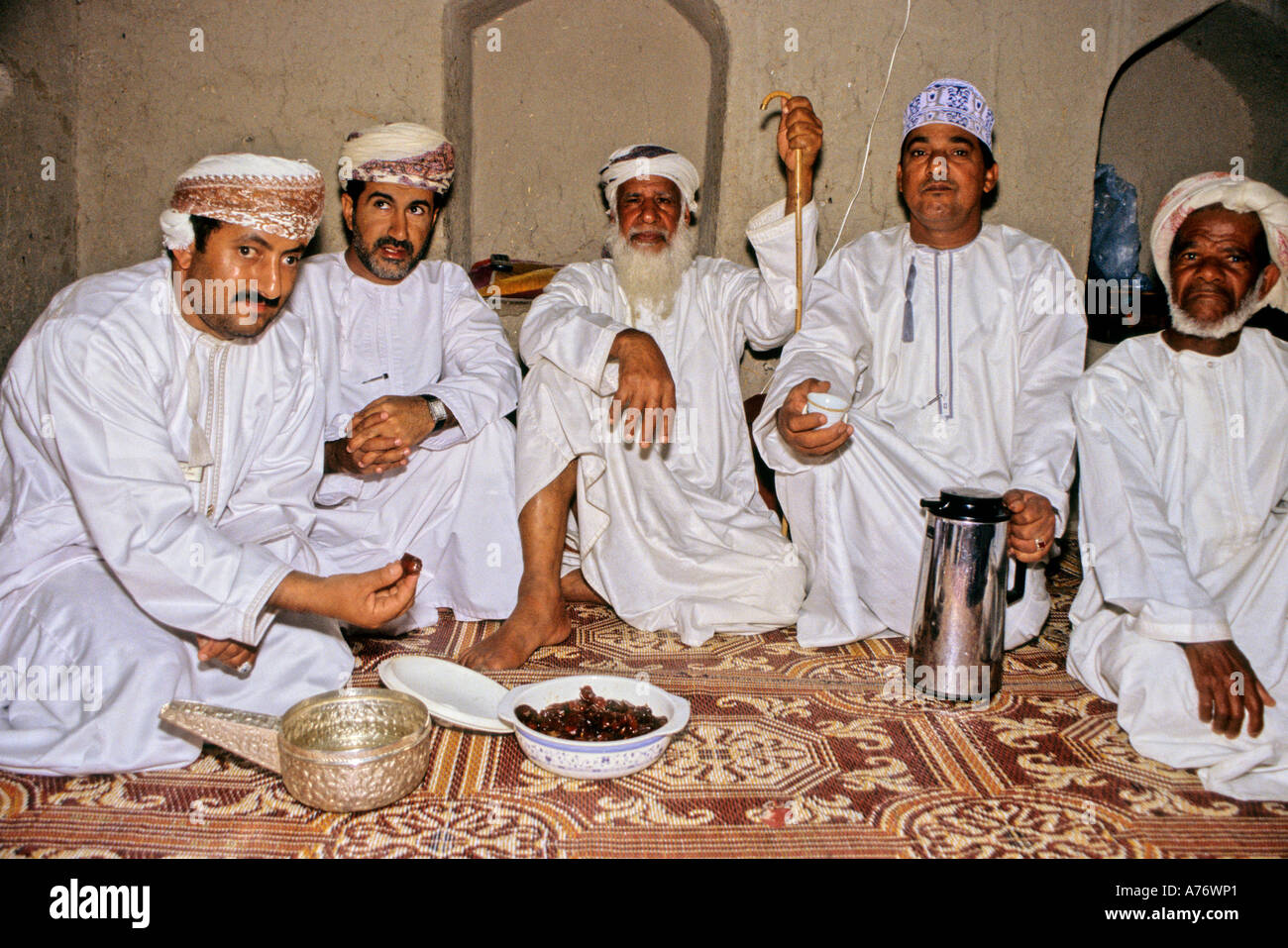 Omanische Männer mit Terminen und Kaffee bei Nizwa Fort, Nizwa, Oman Stockfoto