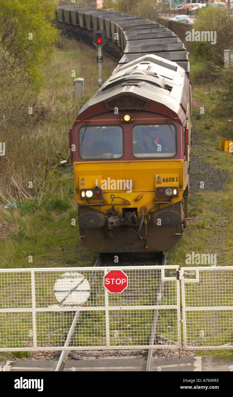 Güterzug bei geschlossenem Tor Stockfoto