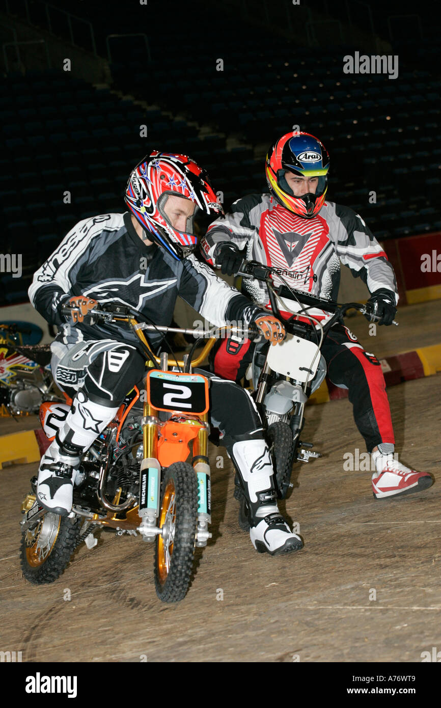 Minibike Rennen zwischen Leon Haslam und Jeremy Mcwilliams an den Start der indoor Motocross Odyssey Arena schwarz Stockfoto