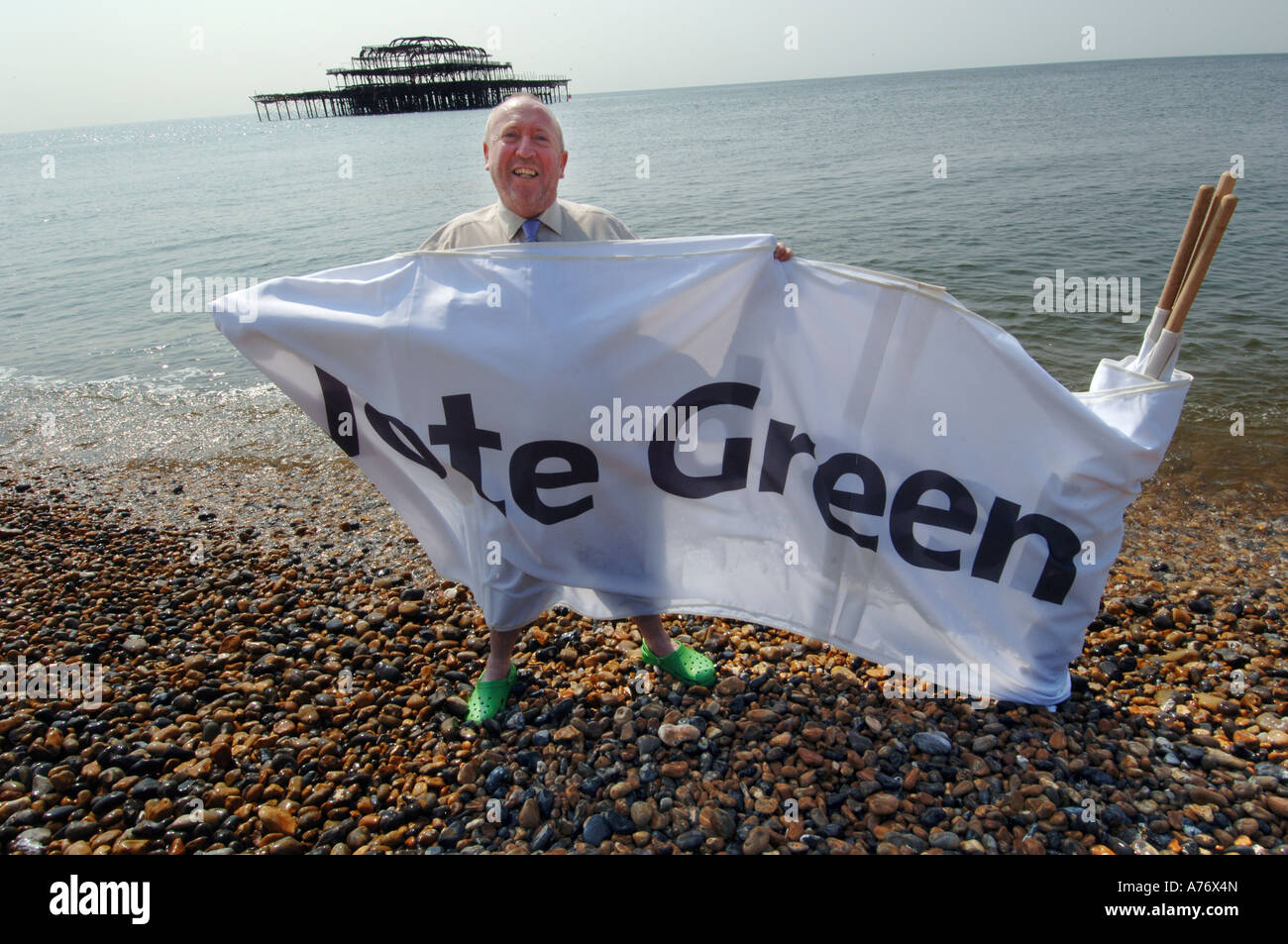 Hove grünen Parteichef Keith Taylor am Strand von Brighton mit Abstimmung grünes Schild Stockfoto
