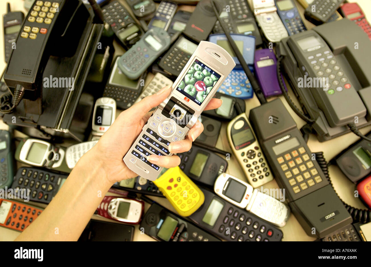 Die Geschichte des Handys angezeigt mit Modellen aus den 1980er Jahren auf 3 Bildtelefone. Stockfoto