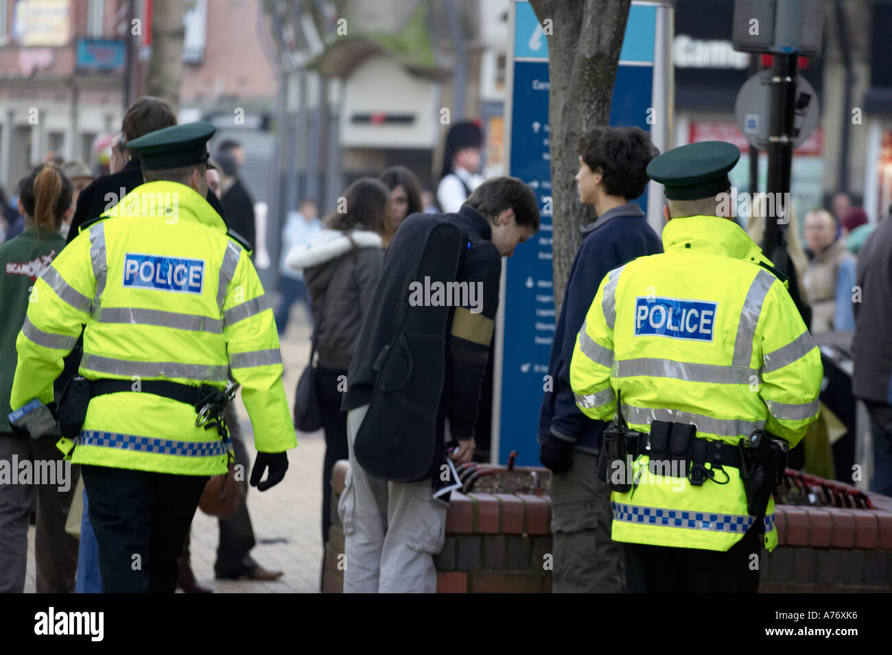 zwei PSNI Polizisten auf Patrouille in Fußgängerzone von Belfast in Day-Glo leuchtenden Hallo Vis beim Weihnachts-shopping Jacken Stockfoto