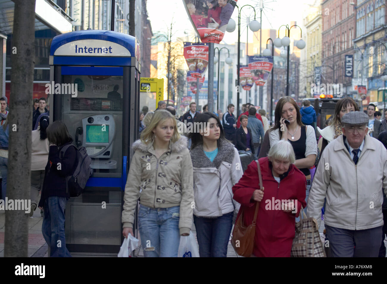 Menge Spaziergänge durch Internet-Kiosk am Royal Avenue beim Weihnachts-shopping in Belfast-Heiligabend-Nordirland Stockfoto