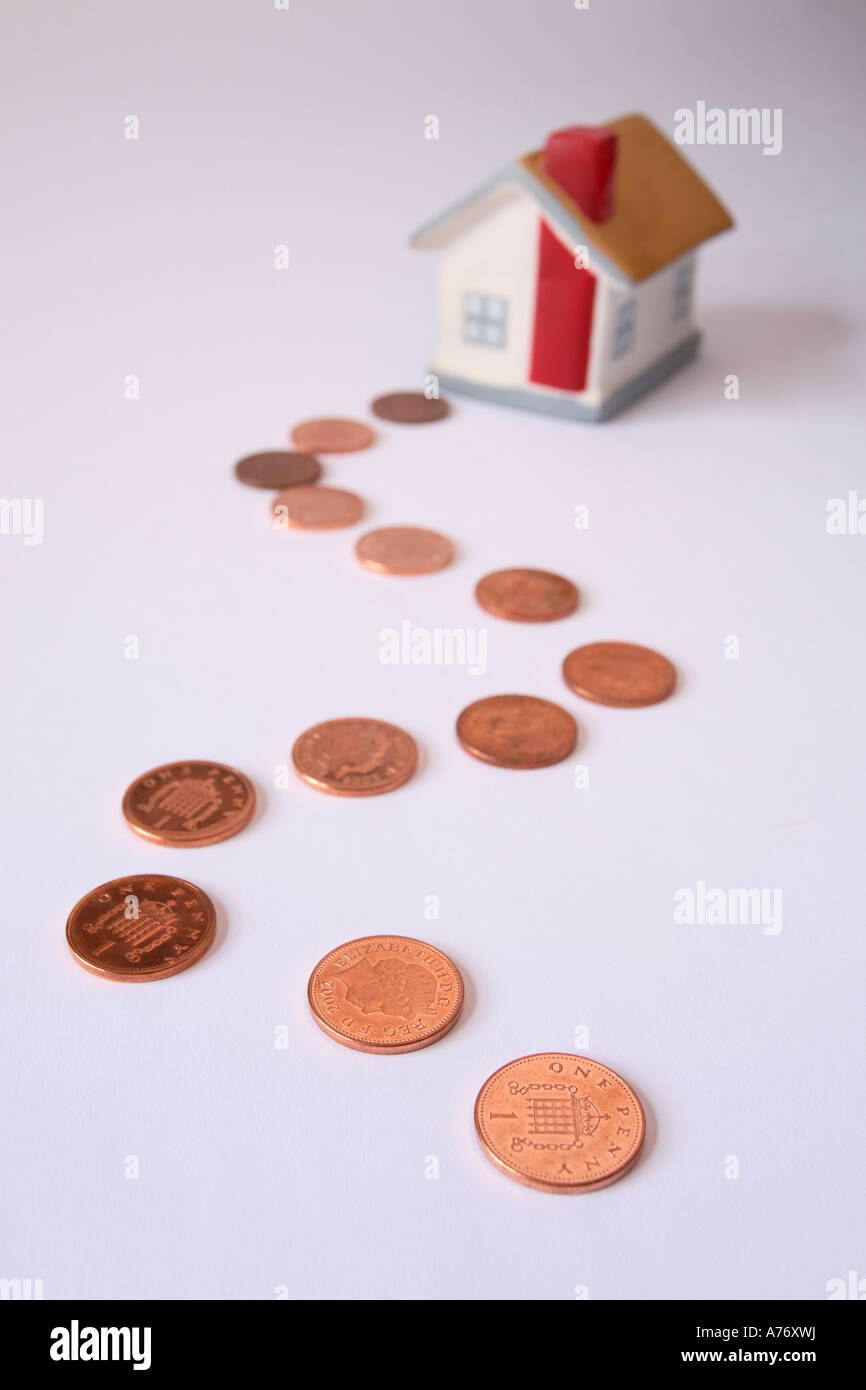Geld Münzen Weg zum Haushypothek Kosten Konzept Stockfoto
