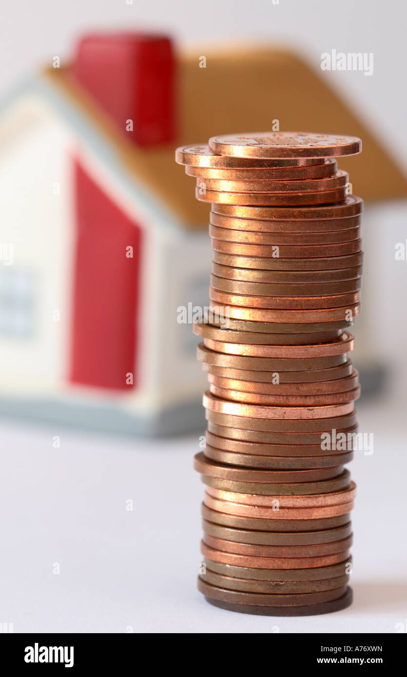 Münzen und Haus Kosten des Gehäuses Hypothek Konzept Stockfoto