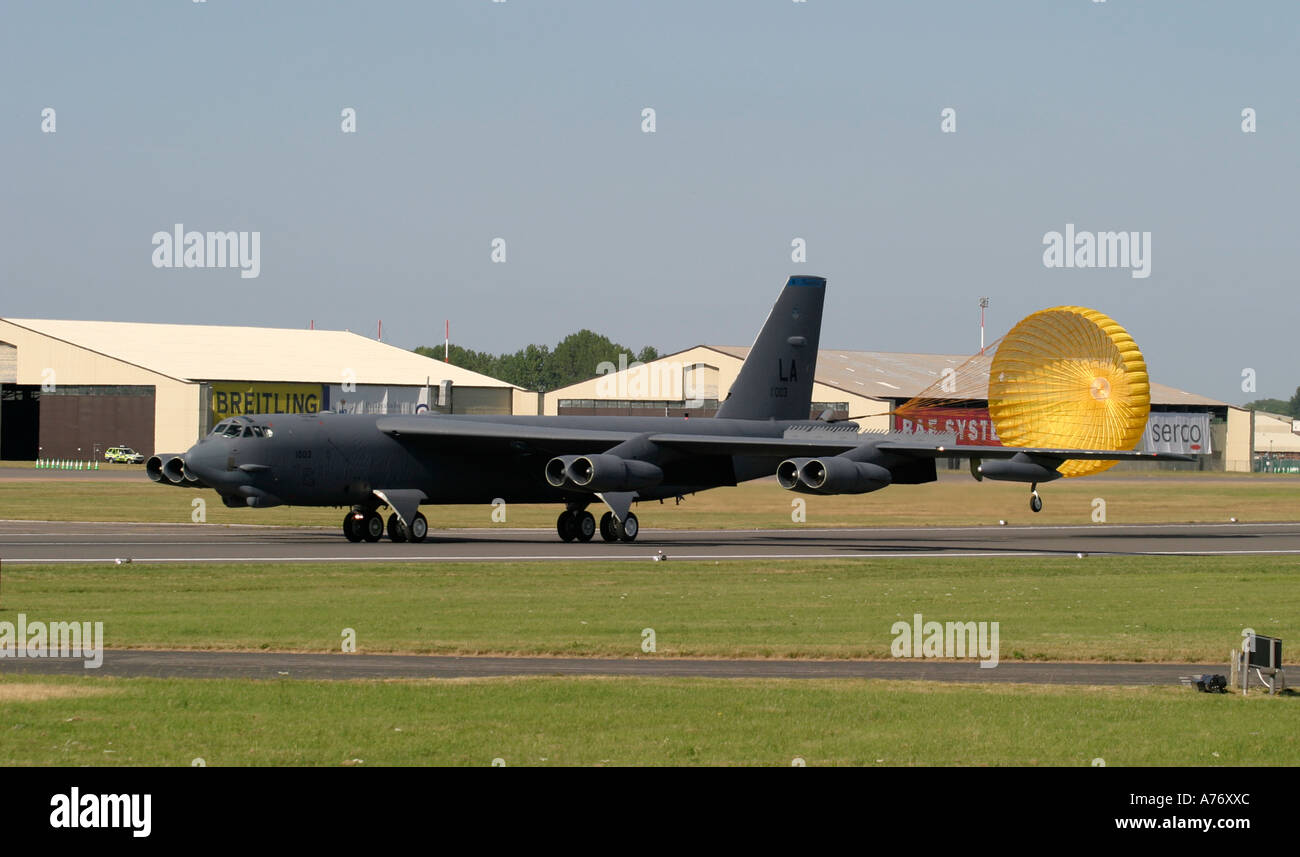 USAF B-52H-Land mit Fallschirm unterstützen, auf der Piste in RIAT 2005 RAF Fairford Gloucestershire England UK Stockfoto