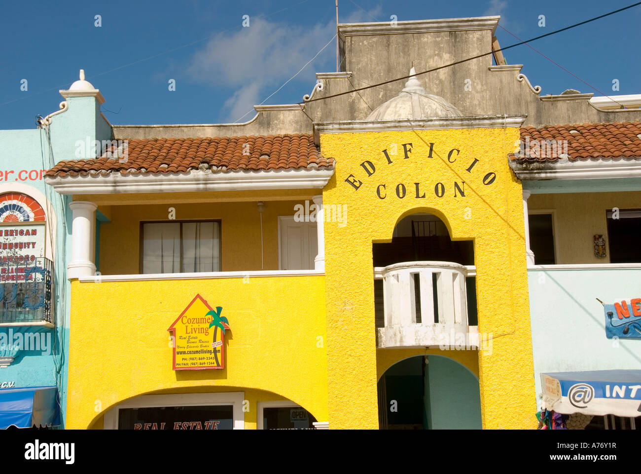 Cozumel Mexiko San Miguel Stadt Skyline leuchtend gelben bunte Häuser Stockfoto