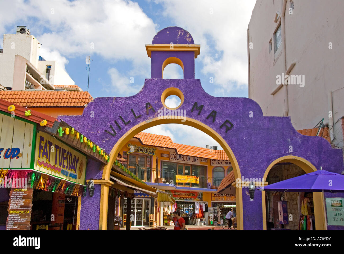 Cozumel Mexiko San Miguel Stadt shopping Plaza lila Gebäude Stockfoto