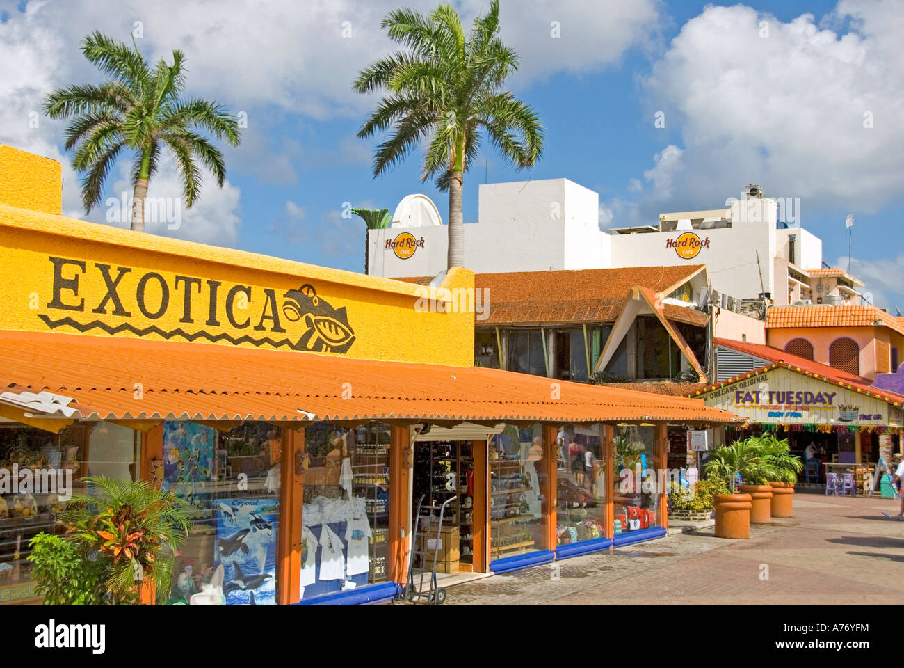 Cozumel Mexiko San Miguel Stadt helle gelbe Einkaufszentrum Stockfoto