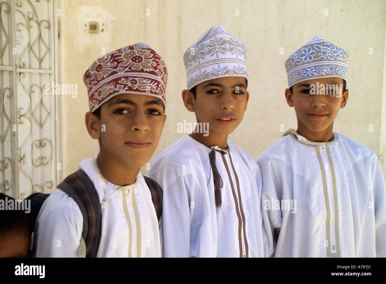 Omanische Schuljungen in traditioneller Kleidung, eine Dishdasha und Kummah. Stockfoto