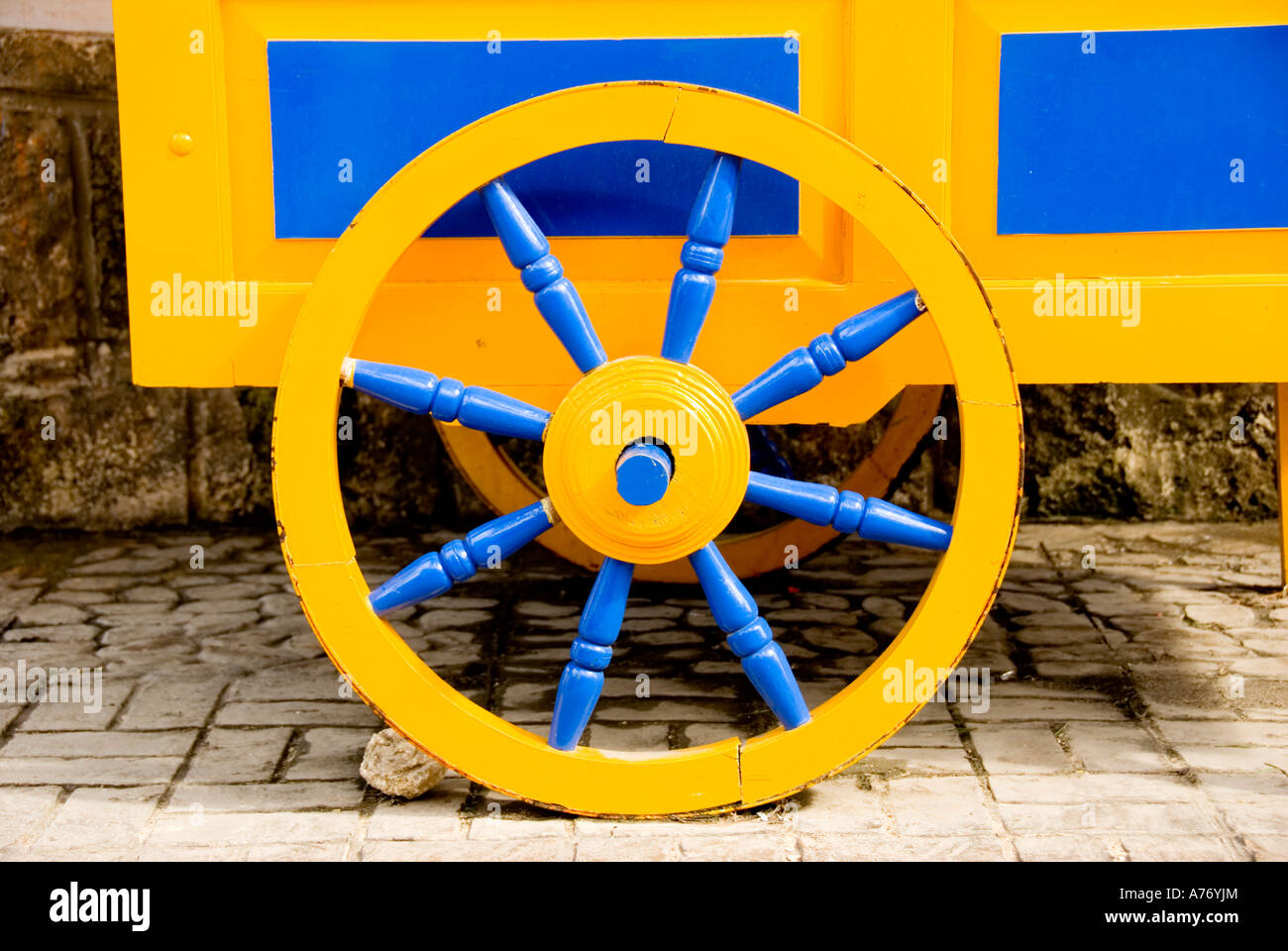 Cozumel Mexiko San Miguel Stadt bunte Wagen Rad leuchtend gelb und blau Stockfoto