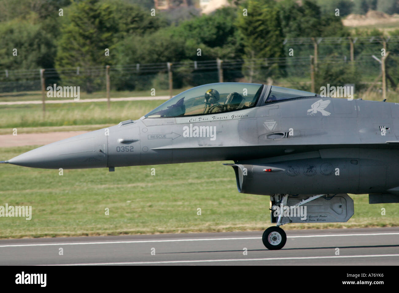 USAF F 16CJ Rollen entlang der Start-und Landebahn RIAT 2005 RAF Fairford Gloucestershire England UK Stockfoto