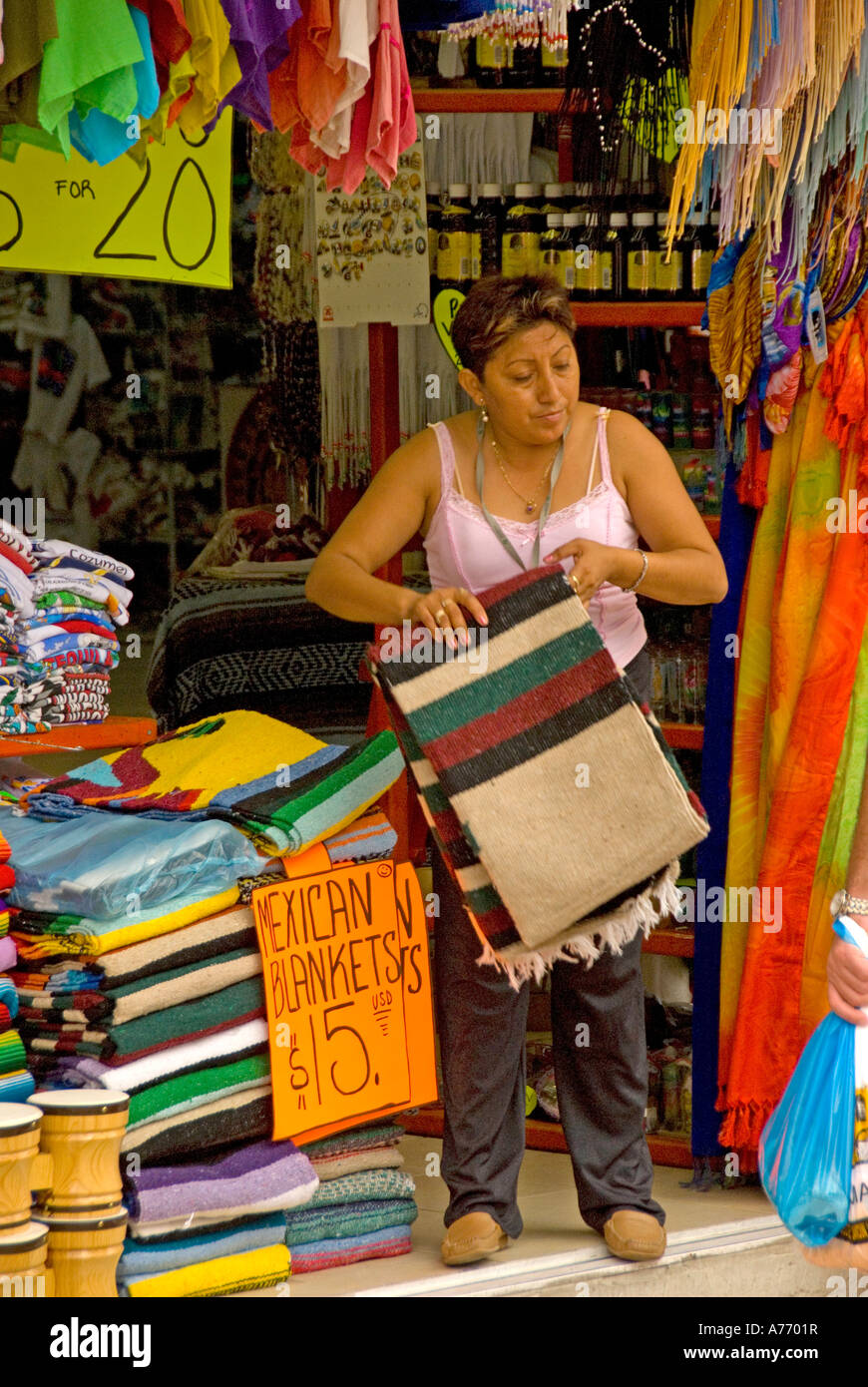 Mexiko Cozumel San Miguel kleinen Store Ladenbesitzer mit Decken Stockfoto