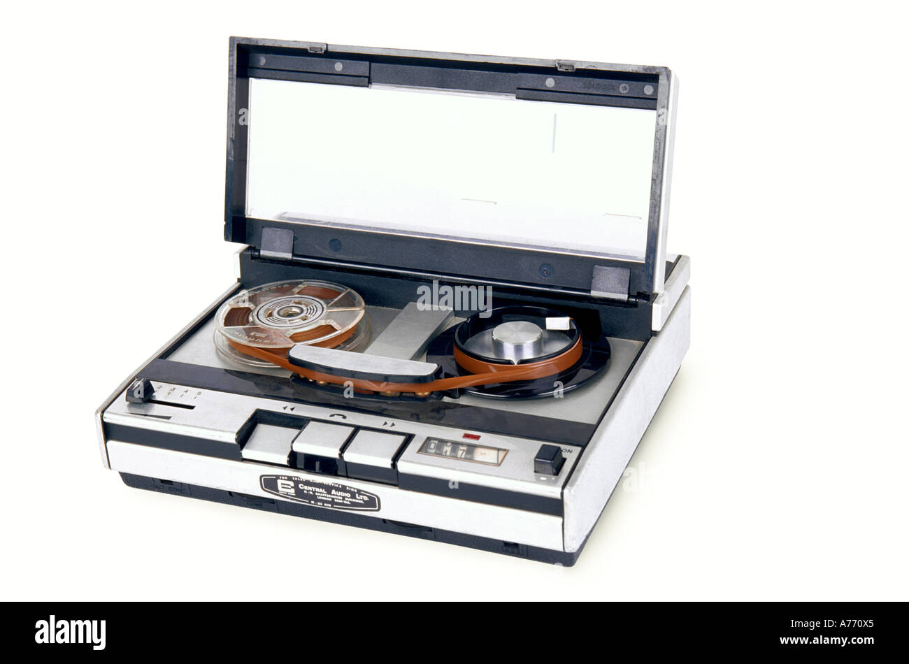 Retro-analoge Kassettenrekorder auf einem reinen weißen Hintergrund. Stockfoto