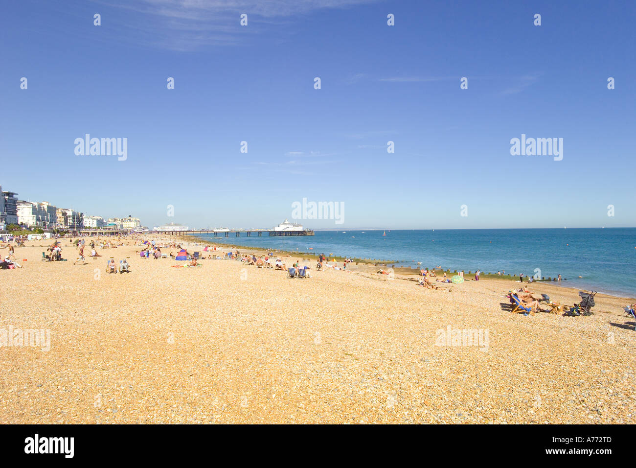 Weitwinkelaufnahme einer typischen englischen Strand-Szene im Sommer bei blauem Himmel. Stockfoto