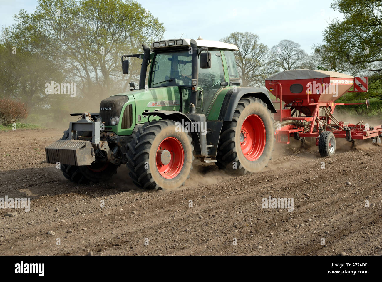 Traktor und Saatgut zu bohren. Stockfoto