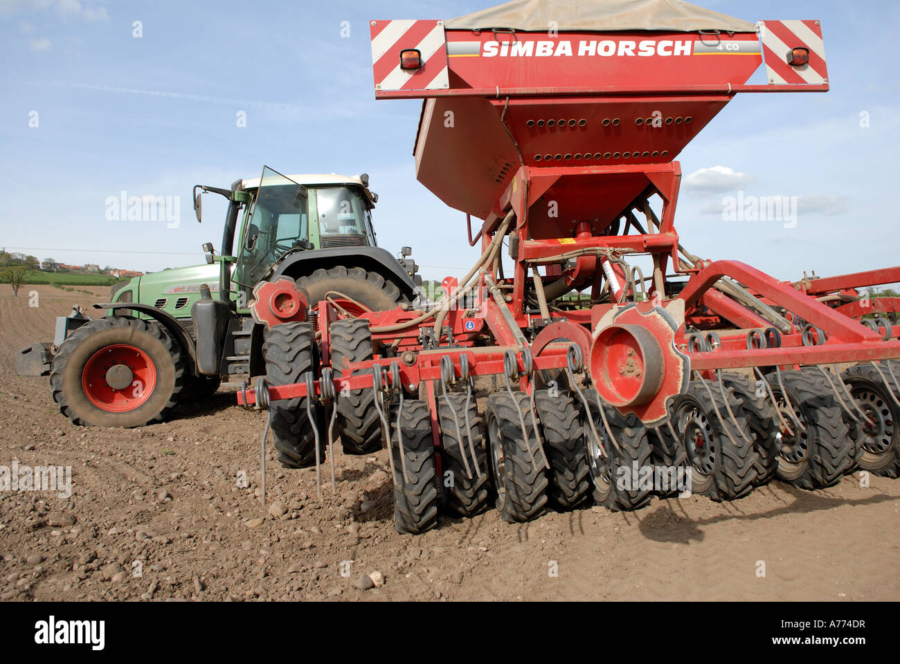 Traktor und Saatgut Bohren Maschinen. Stockfoto