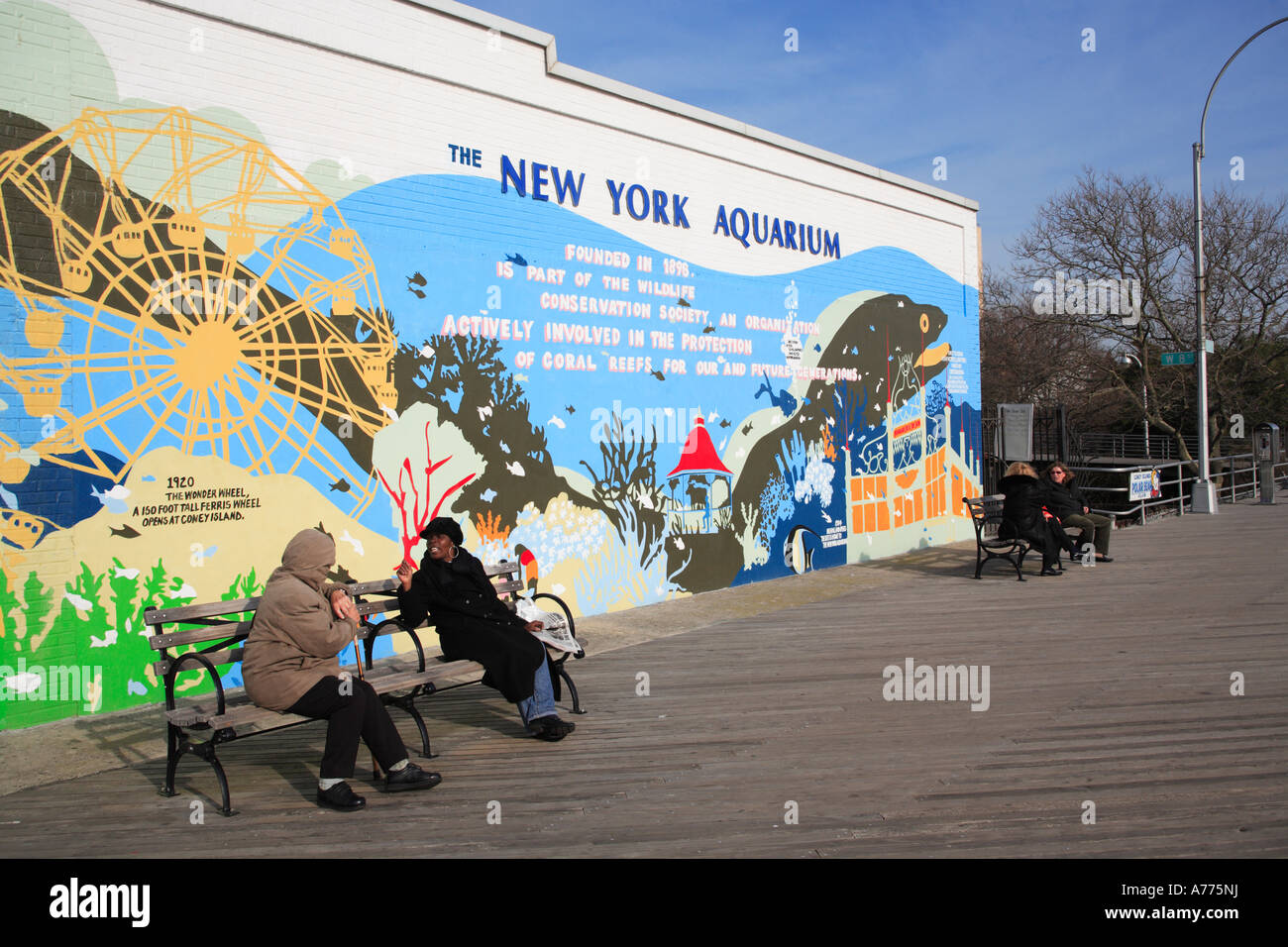 Frauen sitzen vor der Wandmalereien im Aquarium an Riegelman Promenade. Coney Island, Brooklyn, New York City, usa Stockfoto