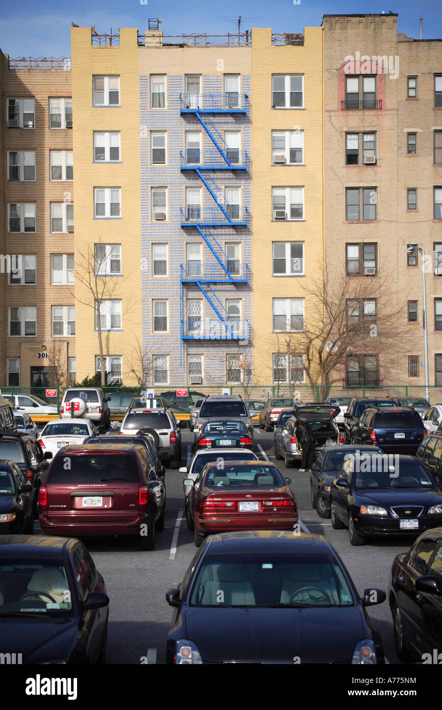 Wohnhaus und Parkplatz auf Coney Island, Brooklyn, New York City, usa Stockfoto