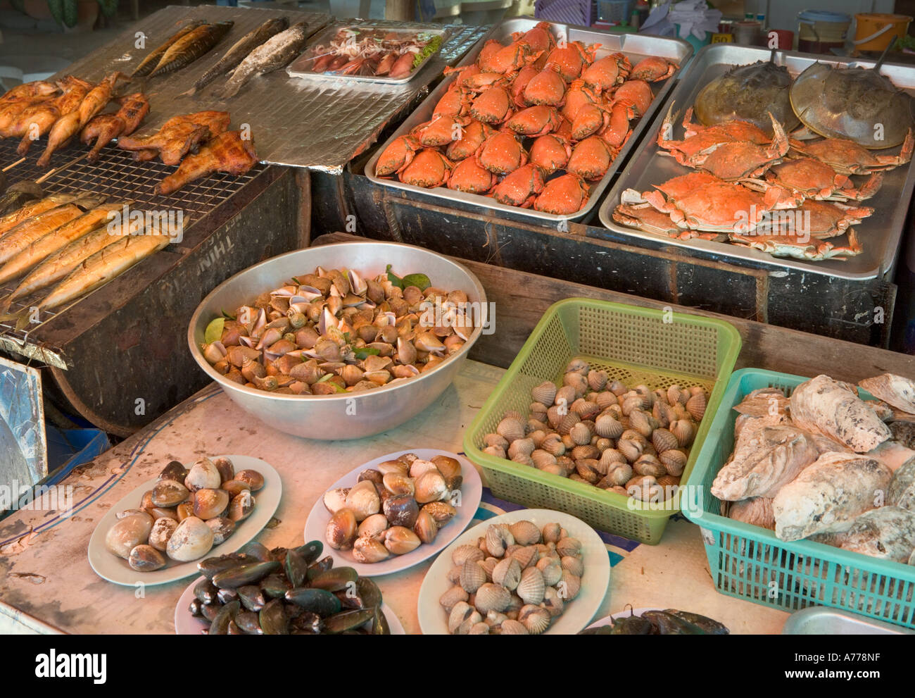 Essen, dargestellt an einer Raststätte, Rawai Beach, Phuket, Thailand Stockfoto