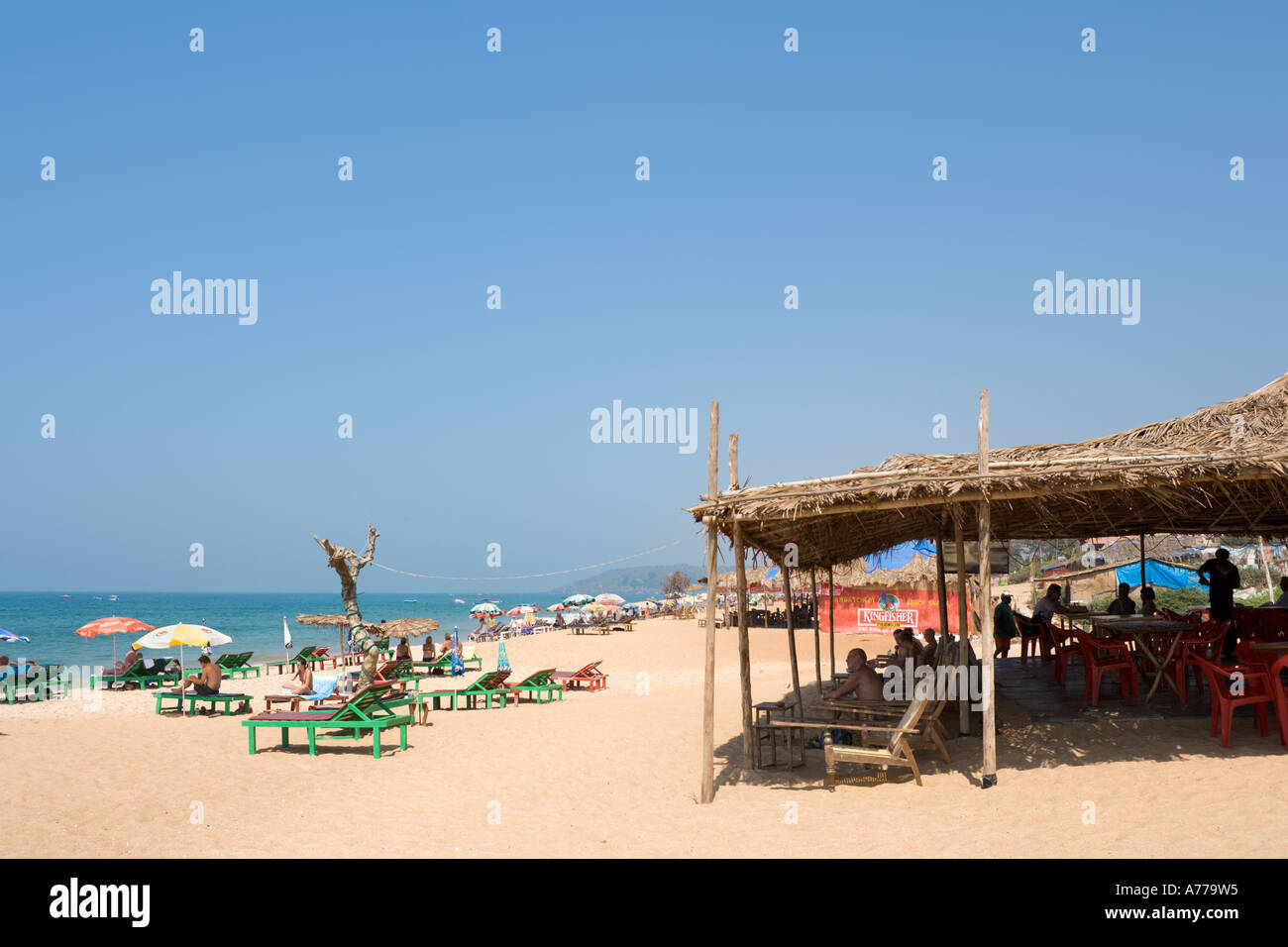 Beach Shack (lokale Strandbar) auf Calangute Beach, North Goa, Goa, Indien Stockfoto