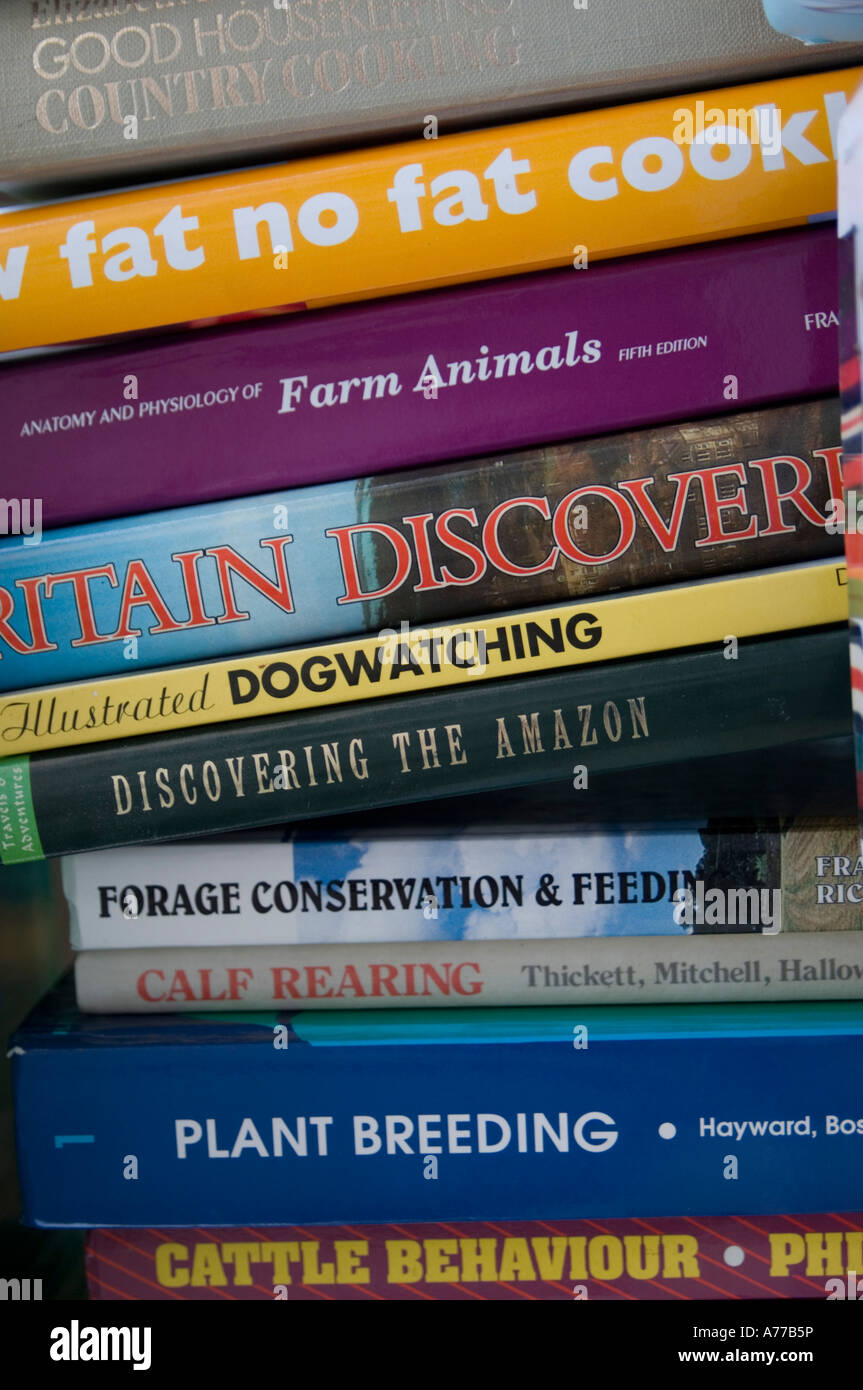 Verschiedene gebrauchte Bücher zum Verkauf auf Straßenmarkt stall UK Stockfoto