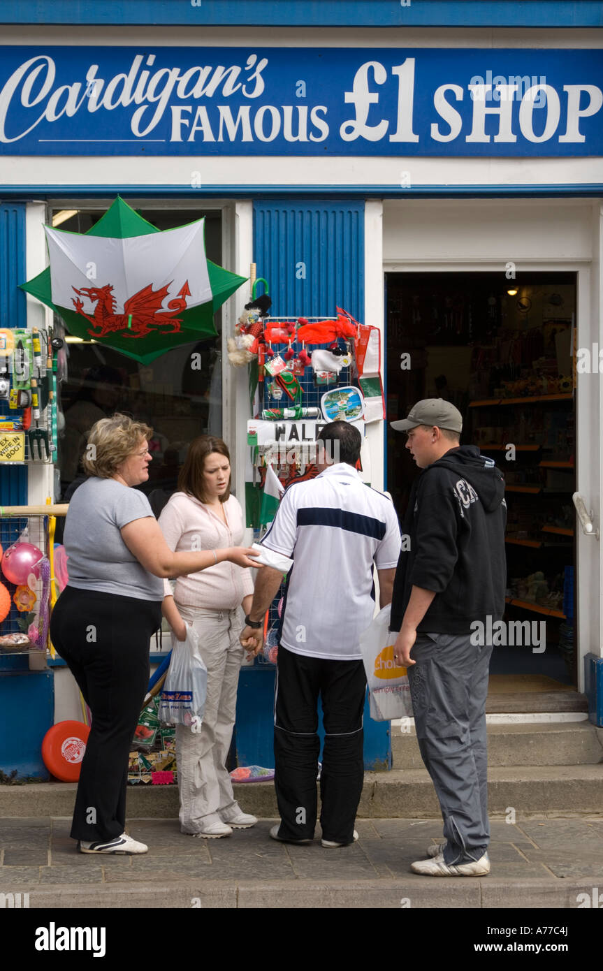 vier Menschen Shopper stehen außerhalb der Cardigan berühmten £1 Pfund Rabatt Schnäppchen Shop WALES UK Stockfoto