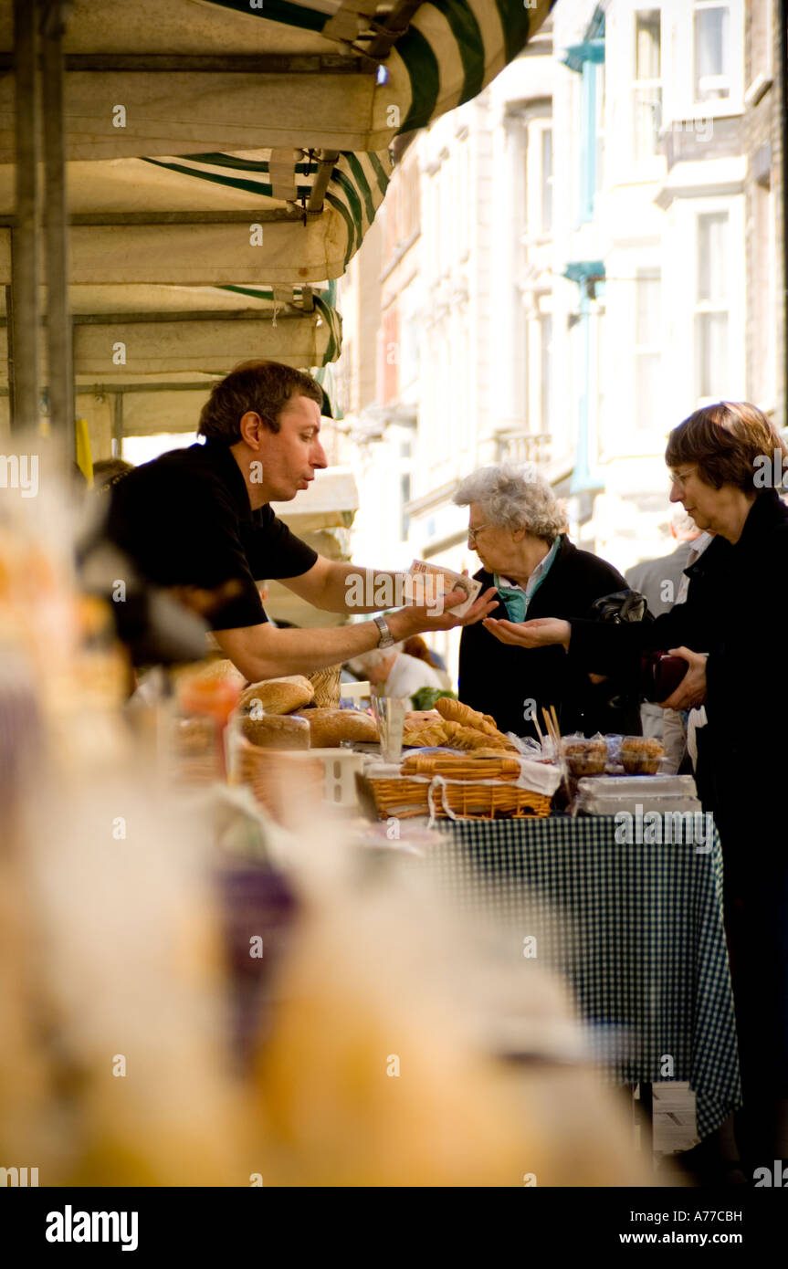 Shopper kaufen frische lokale Bio-Lebensmittel in Aberystwyth Farmers Market, Ceredigion Wales UK Stockfoto