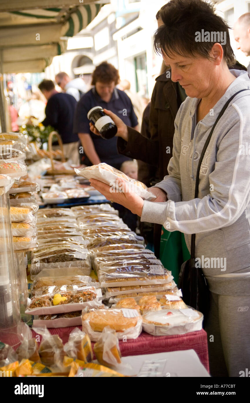 Frau shopping für frische Bio-Lebensmittel in Aberystwyth Farmers Market, Ceredigion Wales UK Stockfoto