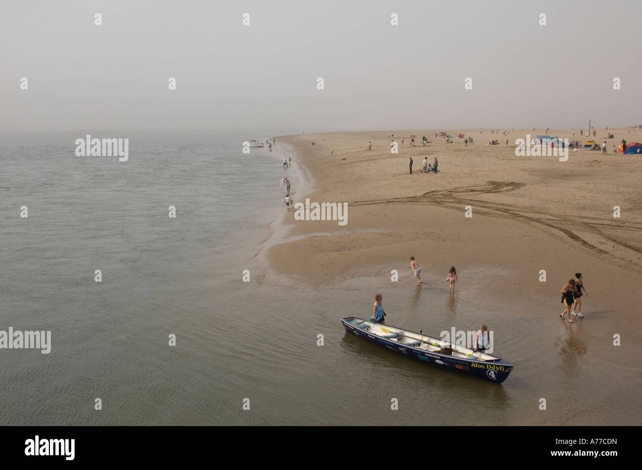 Die Strandpromenade Aberdyfi Gwynedd Snowdonia an einem nebligen Sommernachmittag - trübe Wetter Wales UK Stockfoto