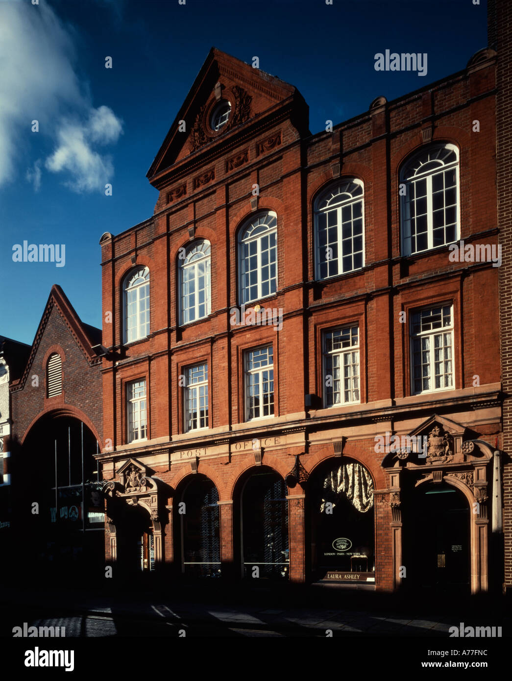 Geschäfte und Büros in George Street Richmond upon Thames, London England Stockfoto