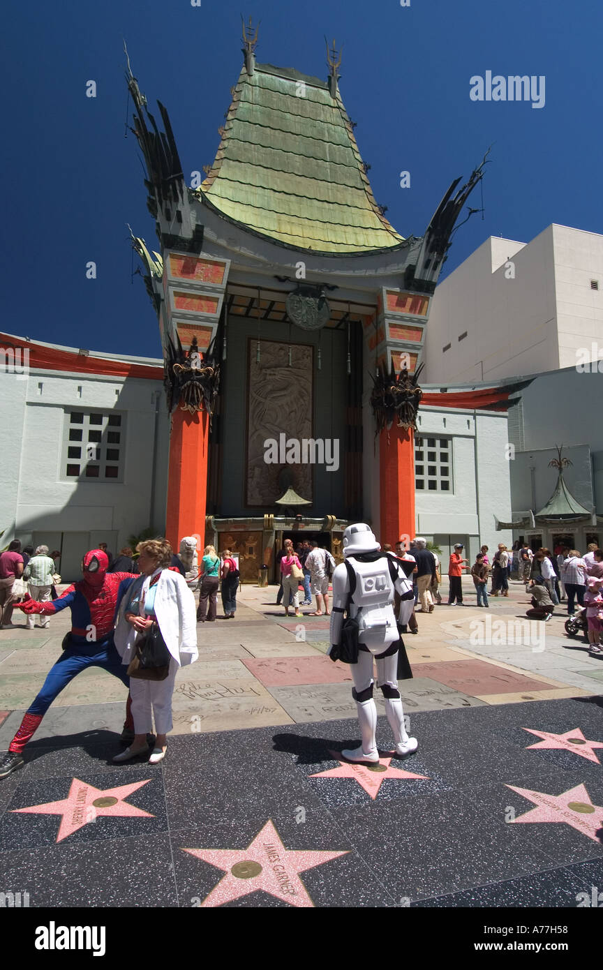 Spiderman und Star Wars Trooper posiert mit touristischen vor Graumans Chinesisches Theater Hollywood Los Angeles Kalifornien USA Stockfoto
