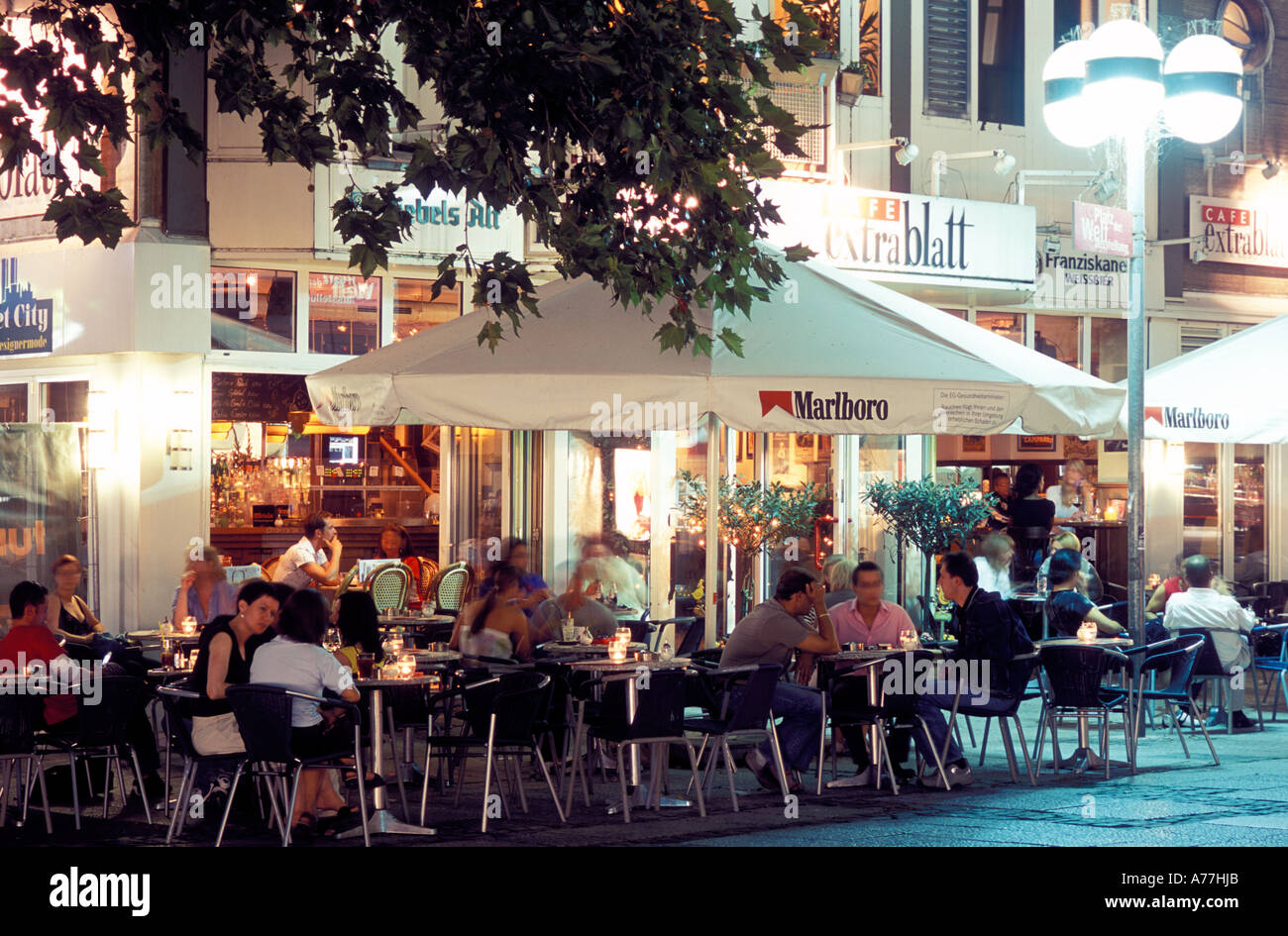 Cafe Restaurant Extrablatt bei Nacht Hannover Niedersachsen Deutschland Stockfoto