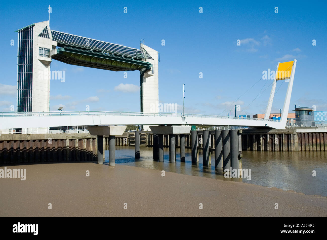 Rumpf-Sperrwerks Fluss und die Millennium Brücke in der Stadt Hull, Yorkshire, England, UK Stockfoto