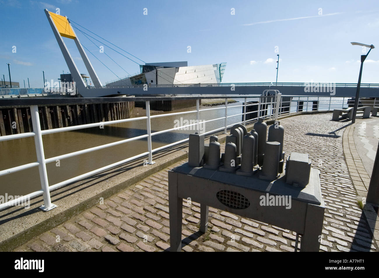 Eine Skulptur in Form eines alten Röhrenradio in der Stadt Hull, Yorkshire, England, UK Stockfoto