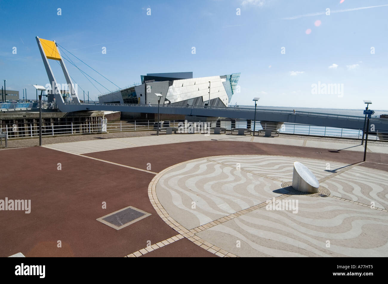 Das tiefe Aquarium und der Millennium Fußgängerbrücke in der Stadt Hull, Yorkshire, England, UK Stockfoto