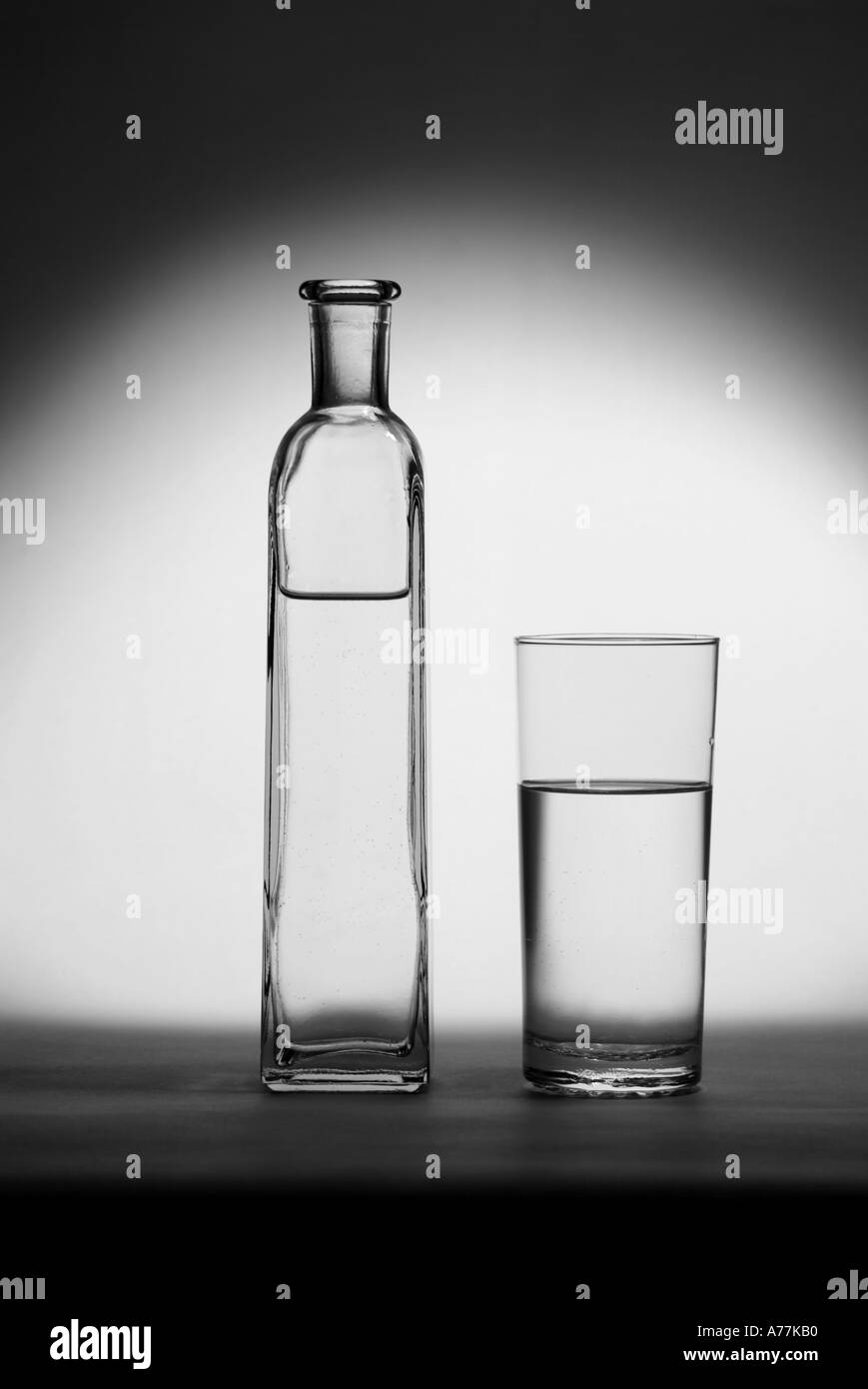 Flasche und Glas Trinkwasser Stockfoto