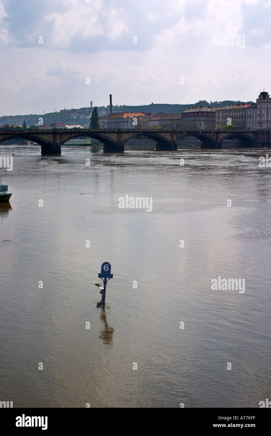 Hochwasser der Moldau in Prag, Tschechische Republik, EU. Stockfoto