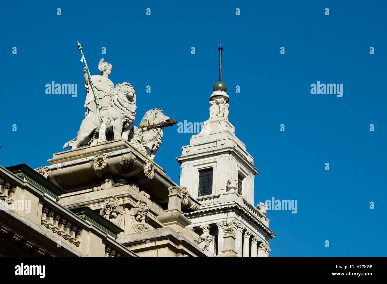 Statue auf dem Dach des Rathauses in der Stadt Hull, Yorkshire, England, UK Stockfoto