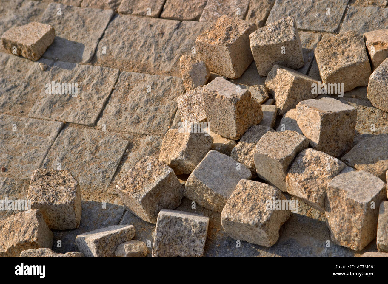 Einem Steinhaufen auf ein Sett Sett gepflasterten Gehweg, Prag, Tschechische Republik, EU Stockfoto