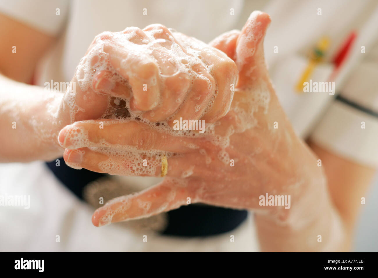 Krankenschwester am Arbeitsstandards der hygiene Stockfoto