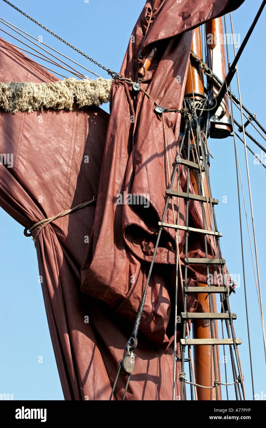 Rigging und Masten auf Segeln Schiff in Maldon, Essex, UK Stockfoto Rigging und Masten auf Segeln Schiff in Maldon, Essex, UK Stockfoto