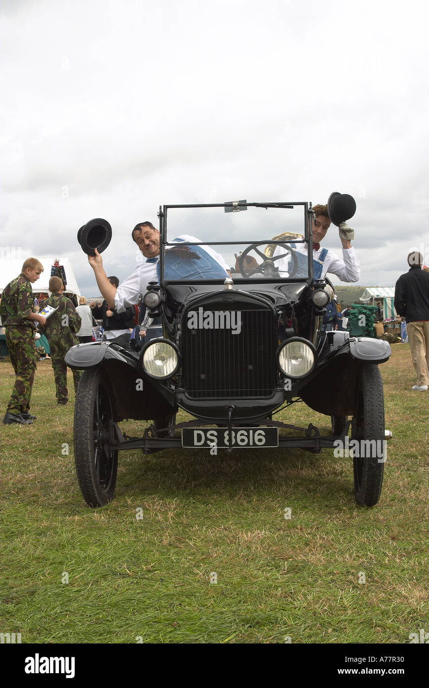 "Jem Frazer" als Olly und "Graeme Hardy" als Stanley unter einem Bogen ein Shoreham Airshow Stockfoto